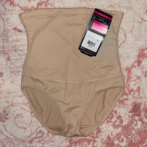Maidenform Other - NWT women’s maiden form high waisted brief shapewear size small